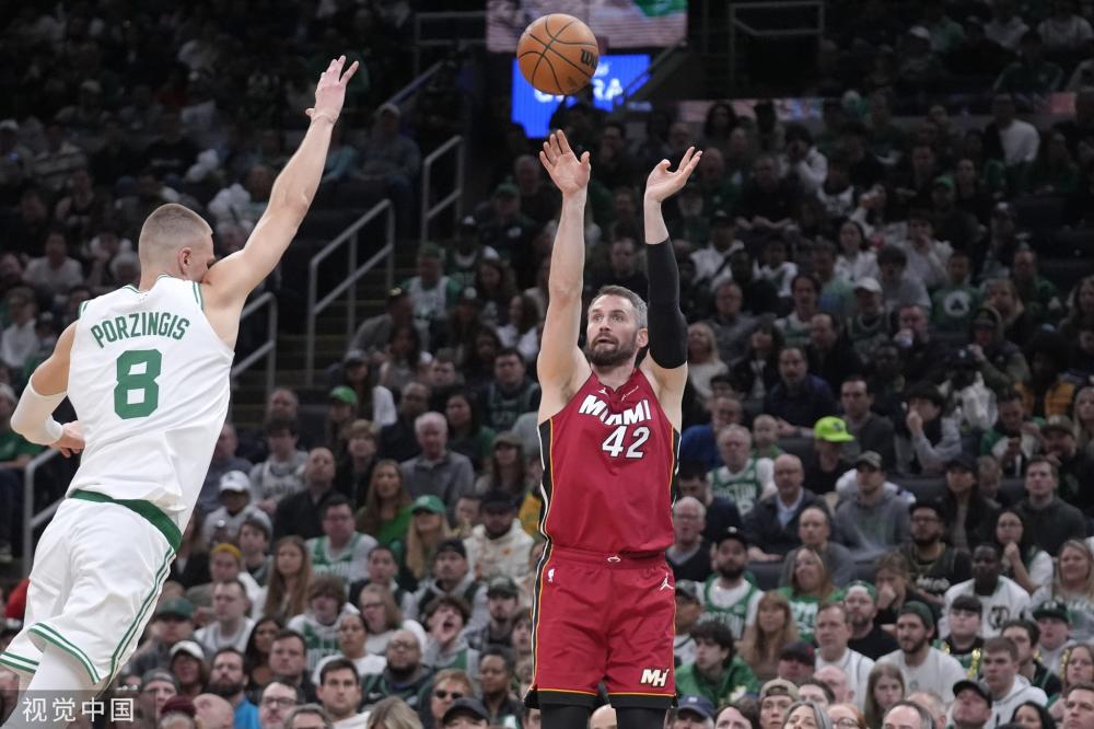 表现出了亚 表现出了亚